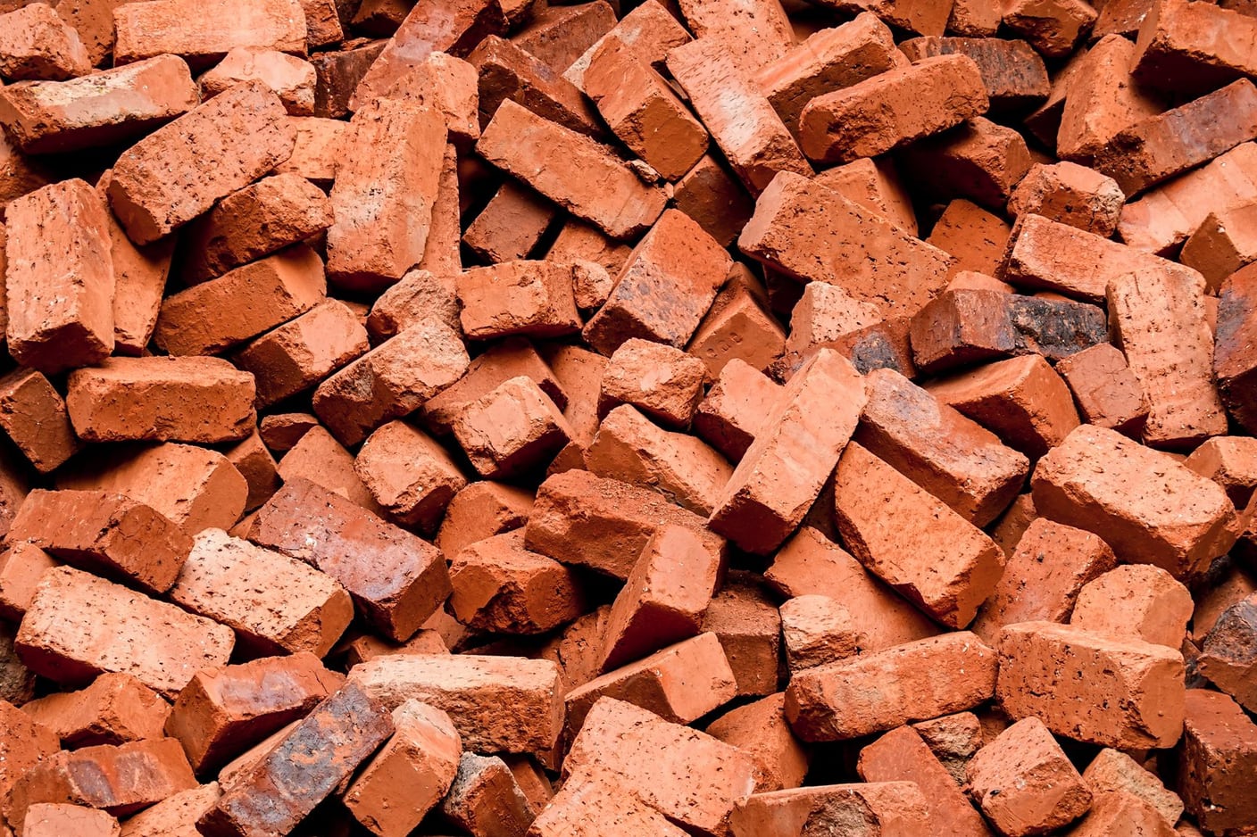 Parede erguida com tijolos maciços de barro cozido