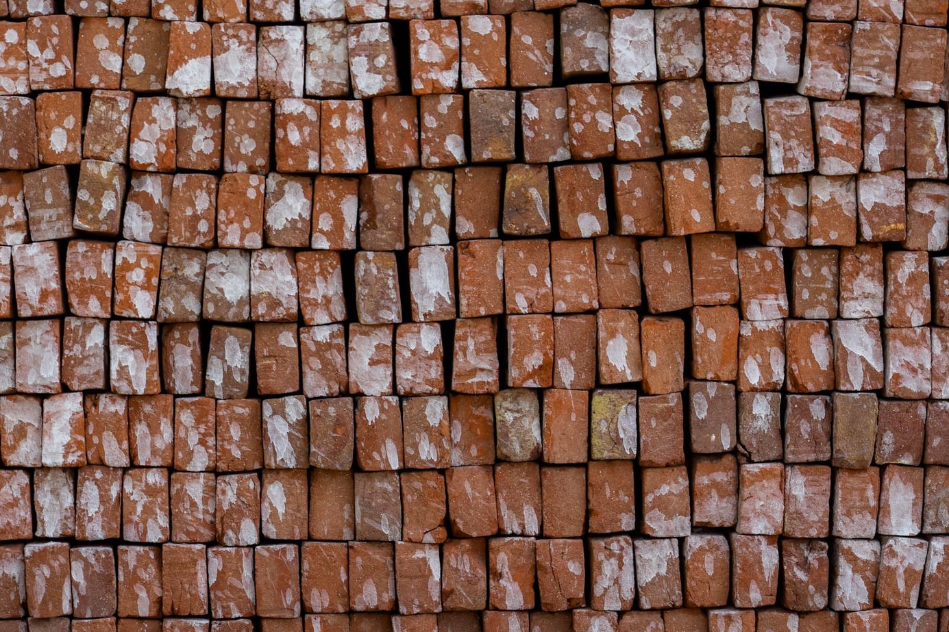 Pilha de tijolos cerâmicos vermelhos prontos para obra